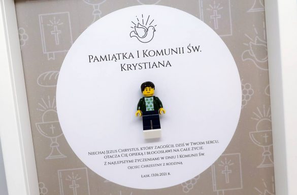 Pamiątka I Komunii Świętej – wyjątkowa ramka ze spersonalizowanym tłem i figurką Lego dopasowaną do wyglądu dziecka