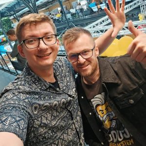 Norbert Grzybowski (zwycięzca V edycji LEGO Masters: Kierunek Polska) w koszulce Figurkowych Ramek i Maciek (uczestnik I edycji LEGO Masters, Youtuber)